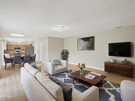 3rd image of 620 Taylor Ct
