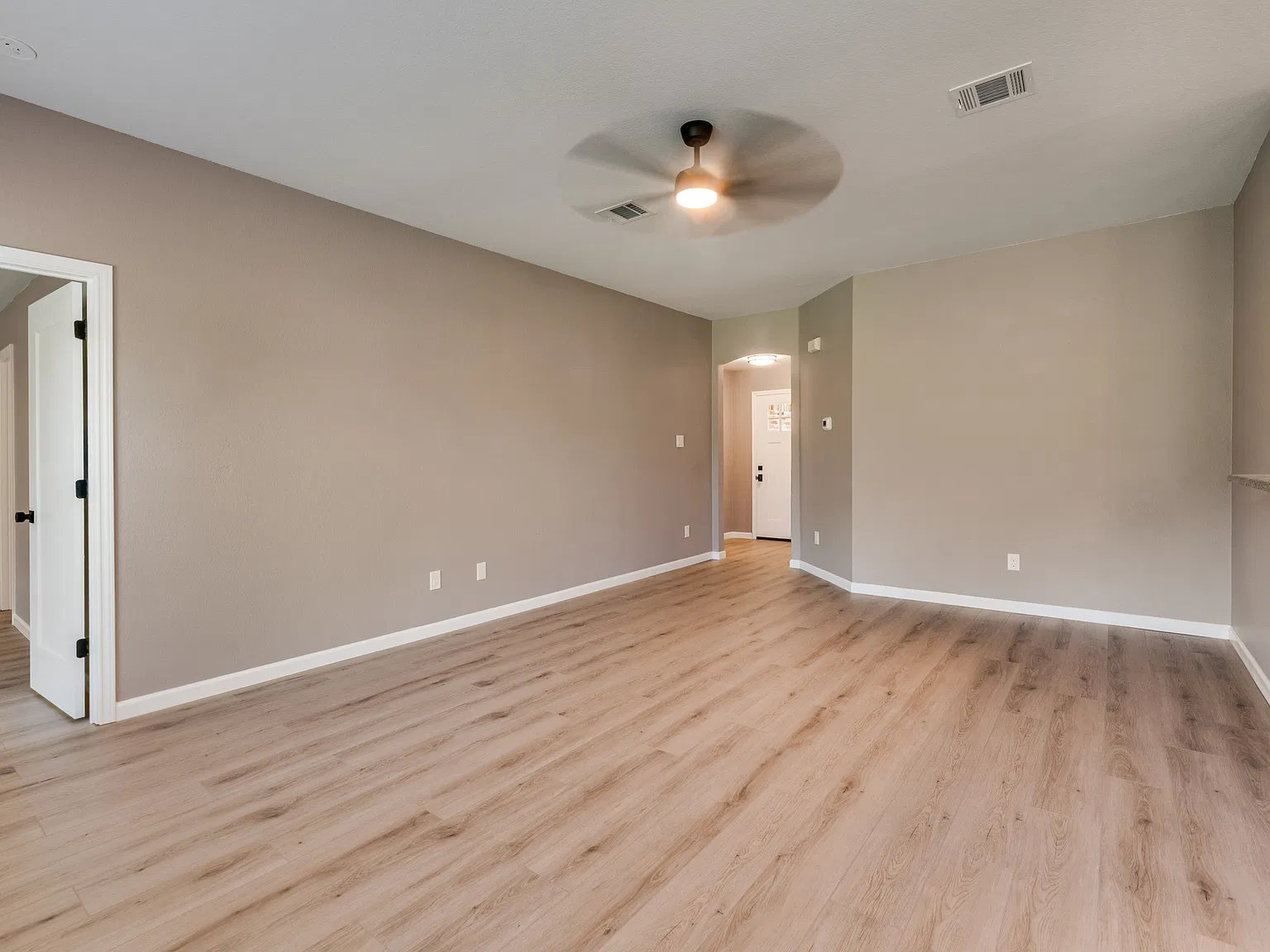 3 bed, 1248 sqft, $1,950 — Photo 4