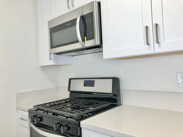 425 S Alexandria Ave — Photo 3