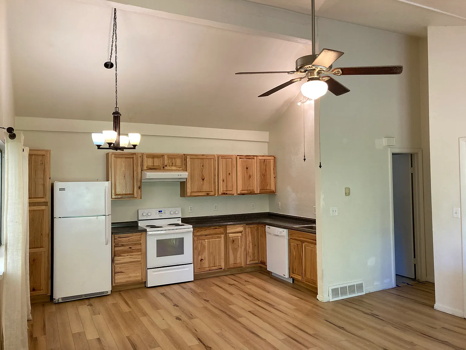 3 bed, 1.5 bath, 1472 sqft, $1,950 — Photo 4