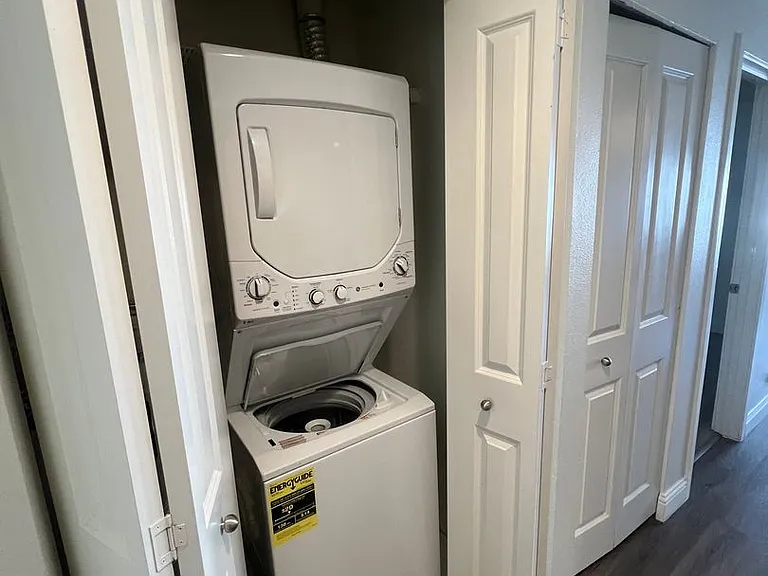 Cameron Apartments — Photo 17