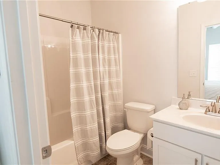 609 Riverside Dr — Photo 2