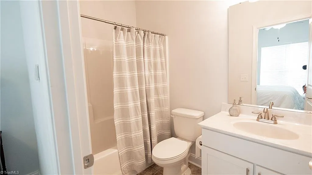 Building Photo - 609 Riverside Dr