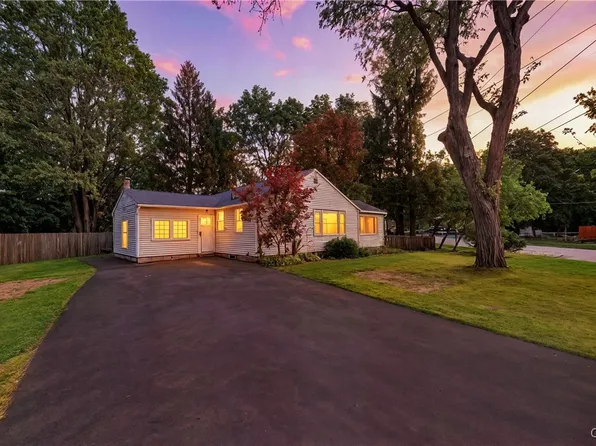 22 Richlee Dr, Camillus, NY 13031