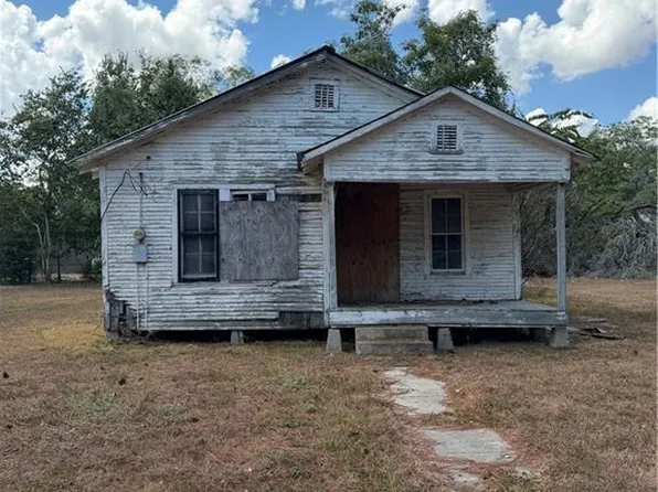 415 W Hamilton St, Cuero, TX 77954