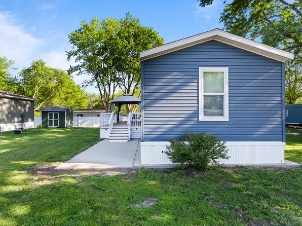 7 Pulaski St, Mahomet, IL 61853