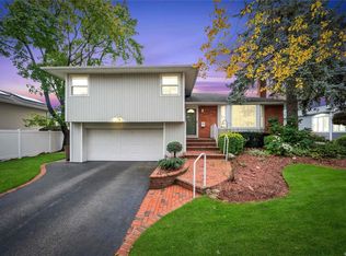 64 Maplewood Dr, Plainview, NY 11803