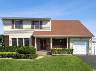 7 Bishop Ct, Bethpage, NY 11714