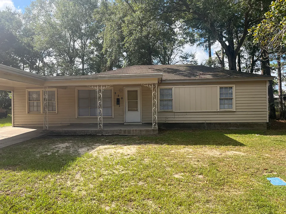 902 Wisteria Dr
