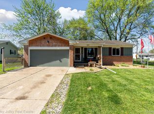 1057 Braeview Dr, Howell, MI 48843