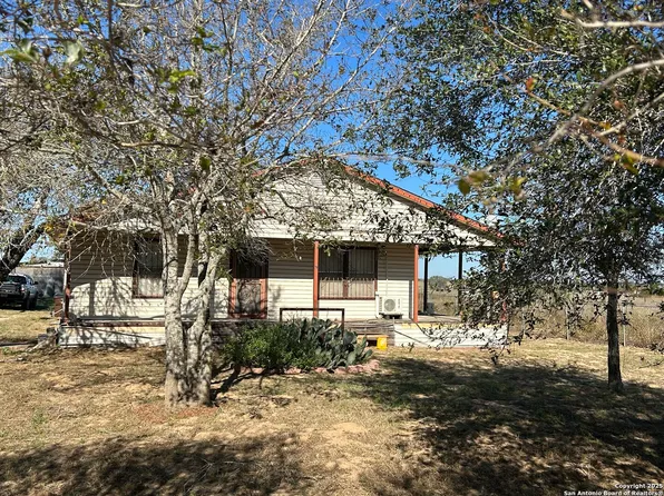 406 Hernandez, Poteet, TX 78065