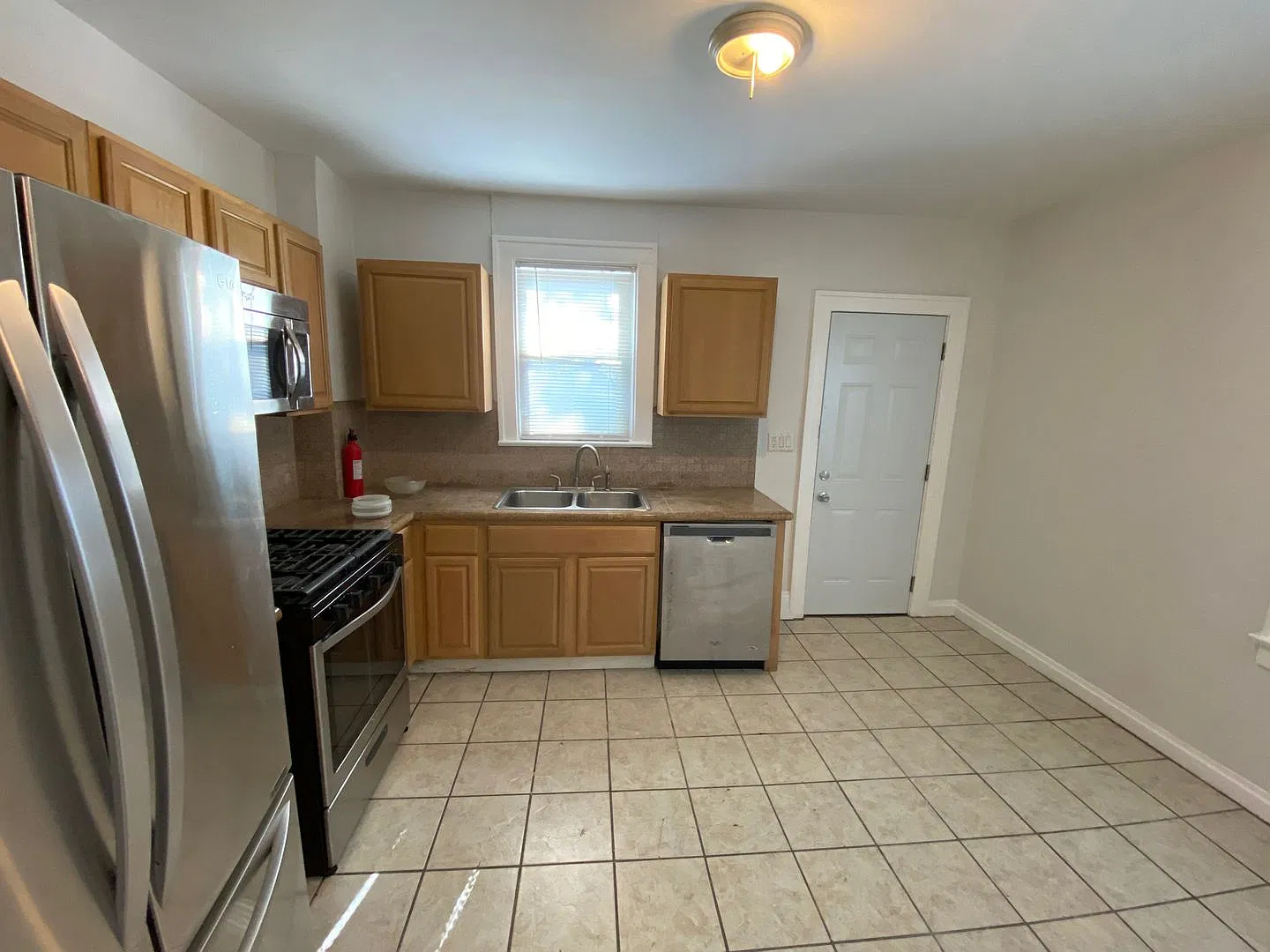 E Lane Ave 425-427 NCR — Photo 4