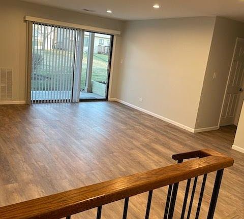 4th image of 932 Surrey Dr #1