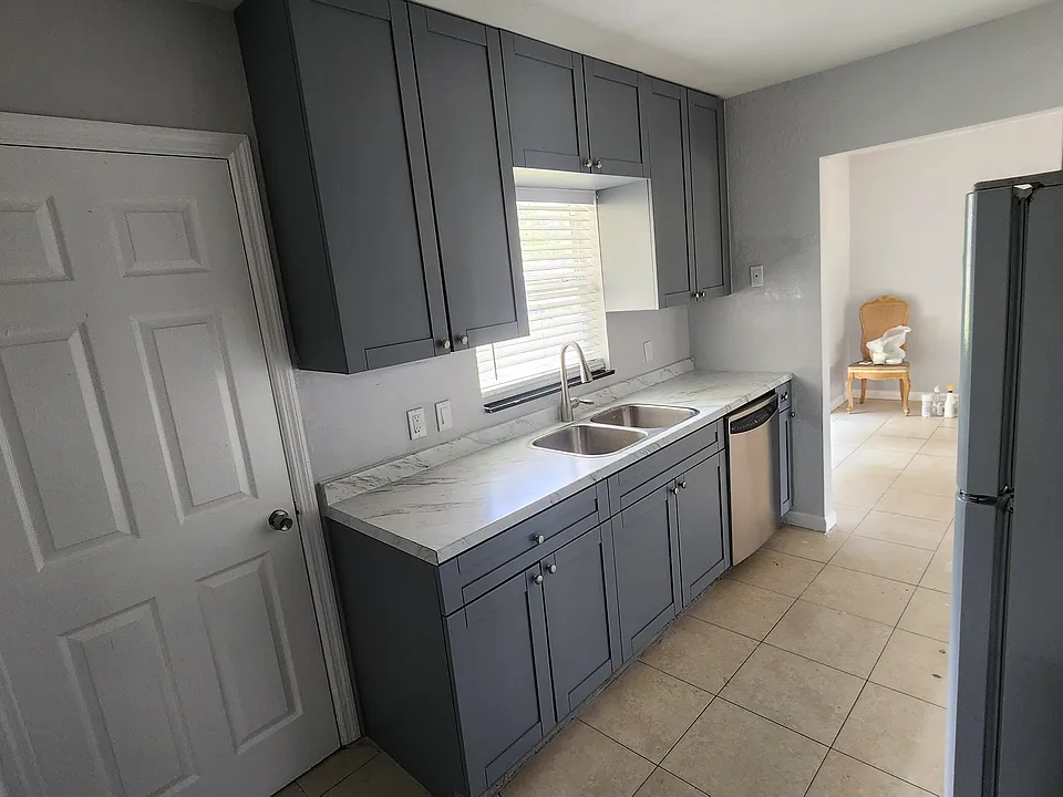 220 NW 18th St