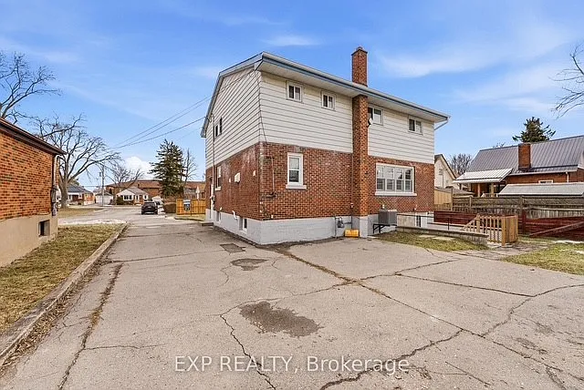 8 Reynolds Cres #1 — Photo 13