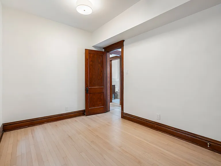 1049 N Oakley Blvd #1 — Photo 12