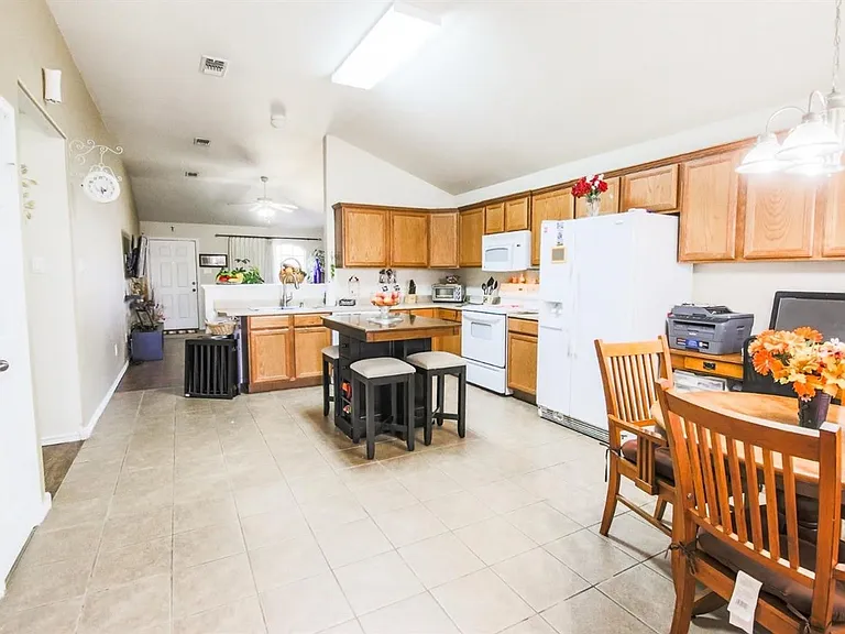 931 Xavier St — Photo 8