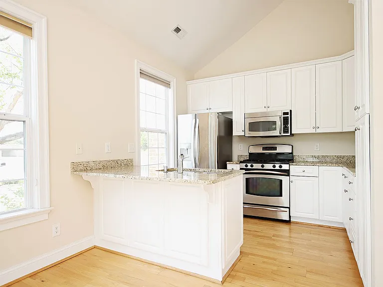 1052 Glenwood Station Ln #201 — Photo 3