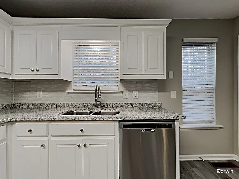 2600 Poplar Ln — Photo 2