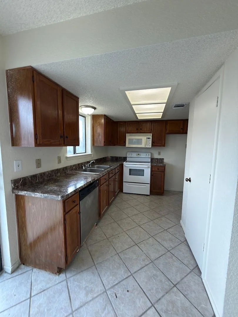 2 Bedroom Duplex for lease!! — Photo 3