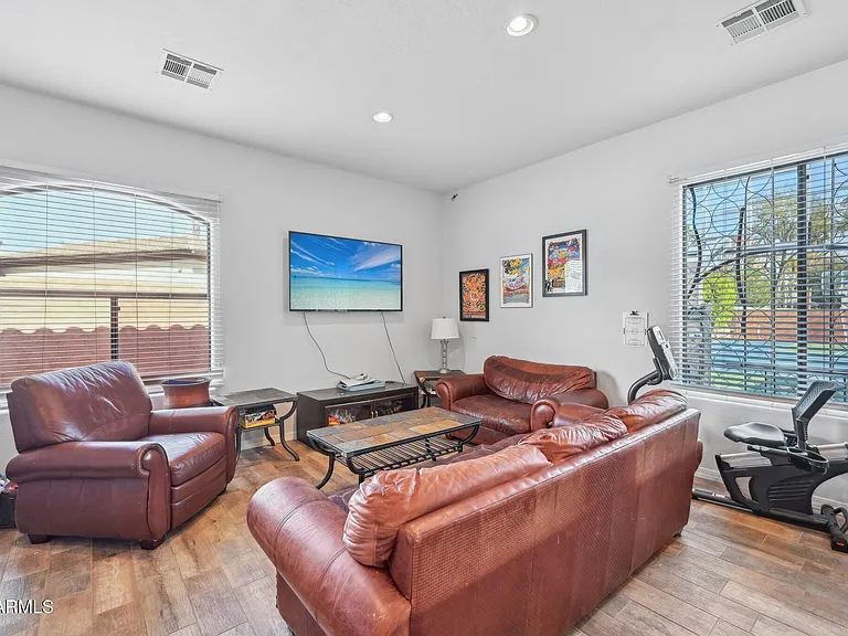 351 N Cloverfield Cir — Photo 38