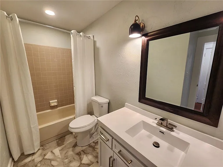 110 S Dearborn St #3 — Photo 7