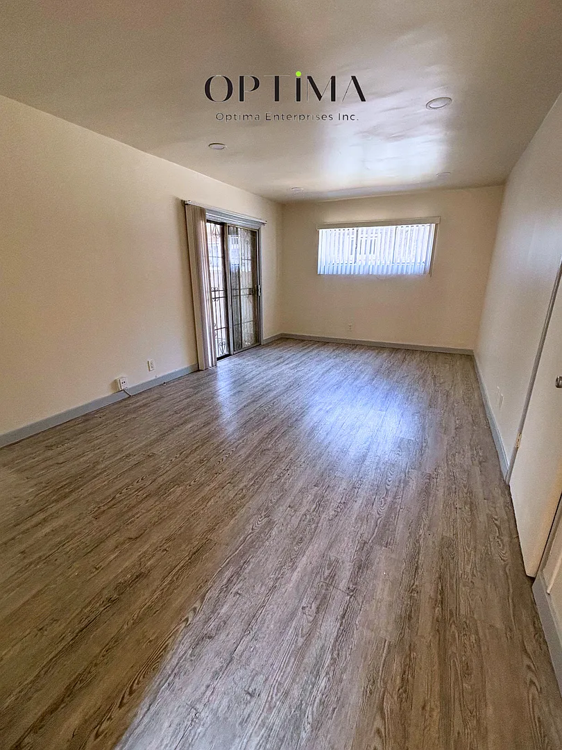 10942-10948 Crenshaw Blvd (Hexagon Eagles LLC) — Photo 2