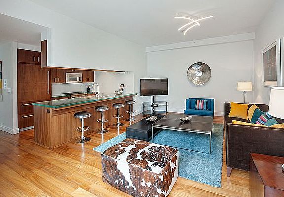3rd image of 33 W 56th St #D