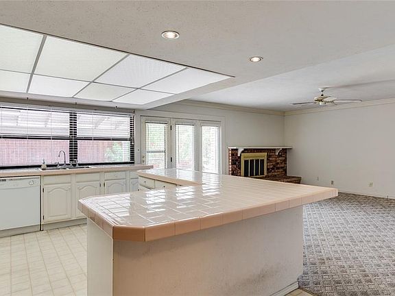 3rd image of 6205 Fallbrook Dr