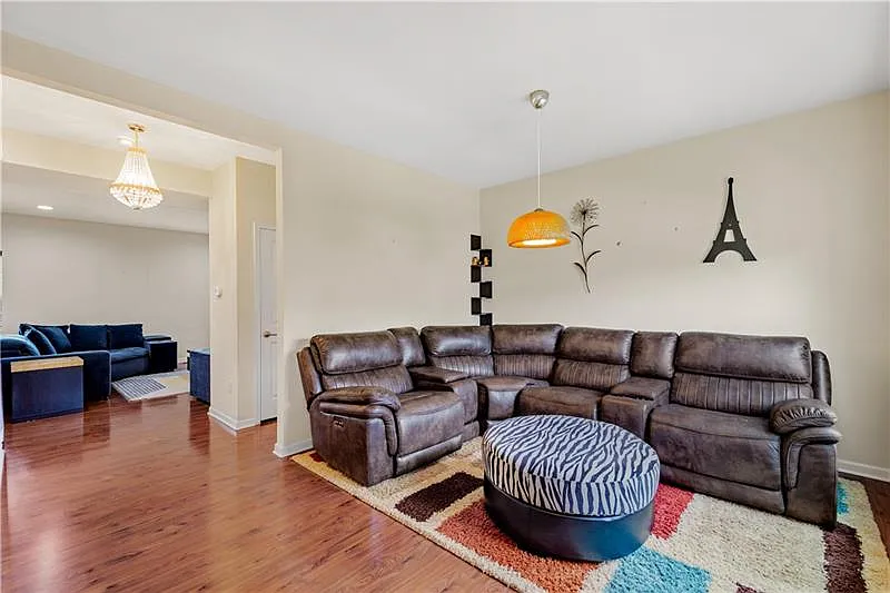 3 bed, 2112 sqft, $3,200 — Photo 3
