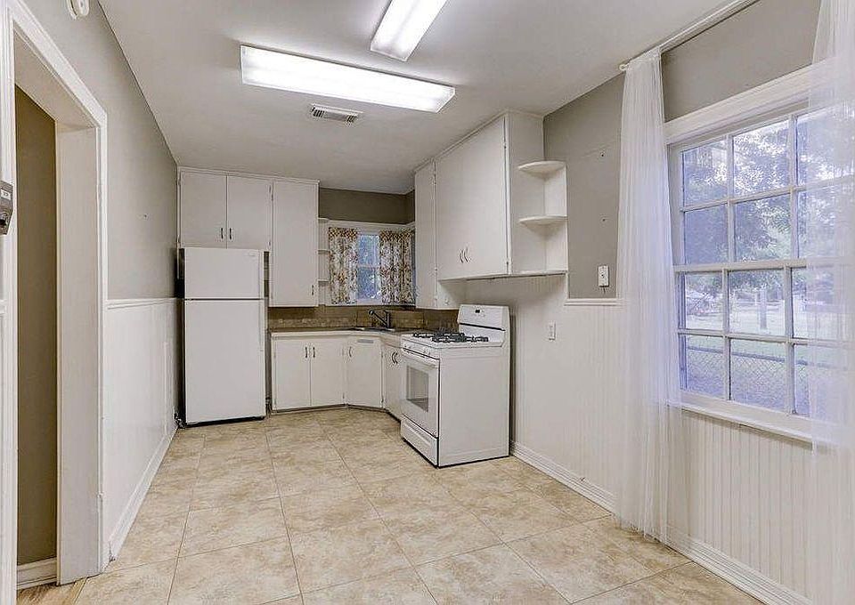 2nd image of 105 W Converse St