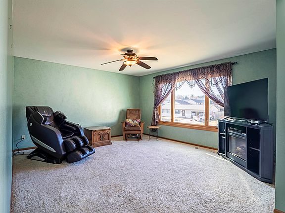 2nd image of 775 8th St SE