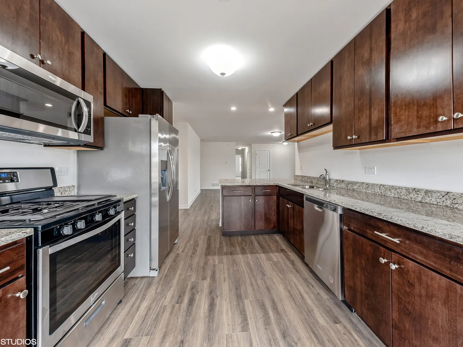 3 bed, 2.5 bath, 2600 sqft, $4,000 — Photo 4