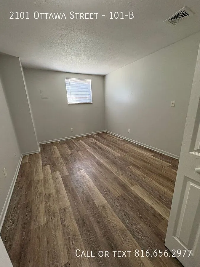 2 Bed 1 Bath - 970 Square Feet- Promotion! Security Deposit Half Off! — Photo 4