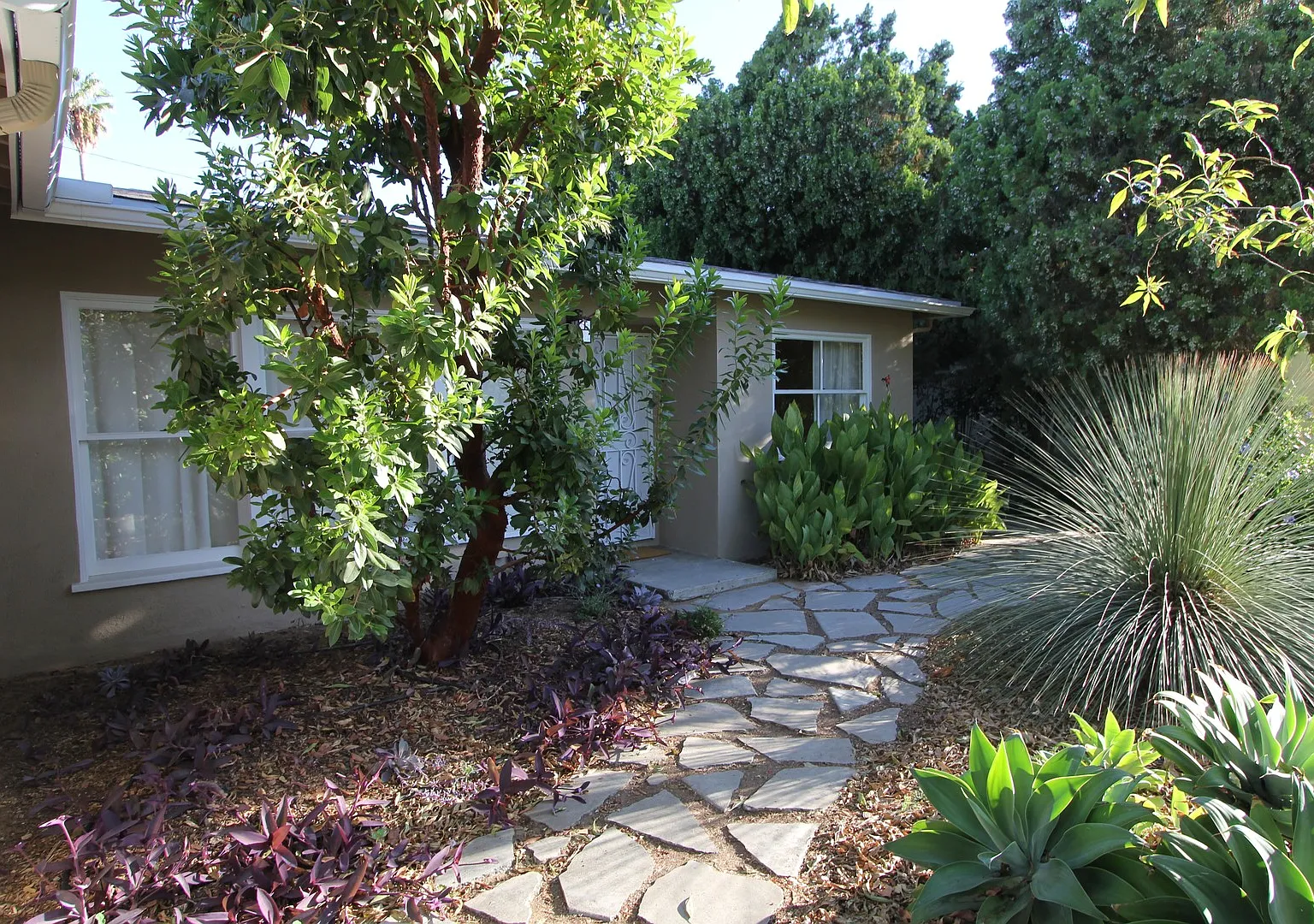 Beautiful 3 Bedroom Near UCR — Photo 3