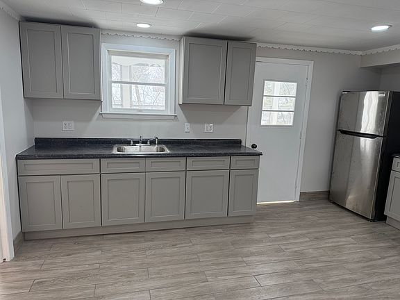 2nd image of 28 Elm St #2