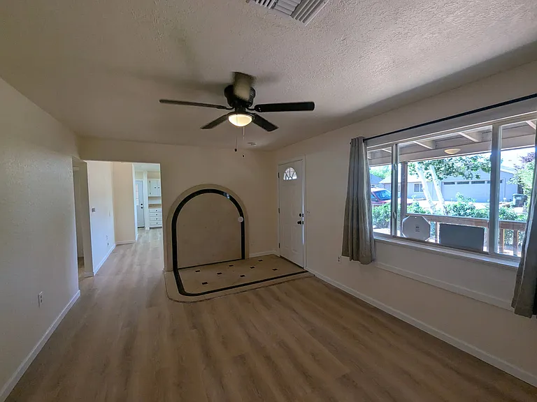 139 E Springdale Dr — Photo 8