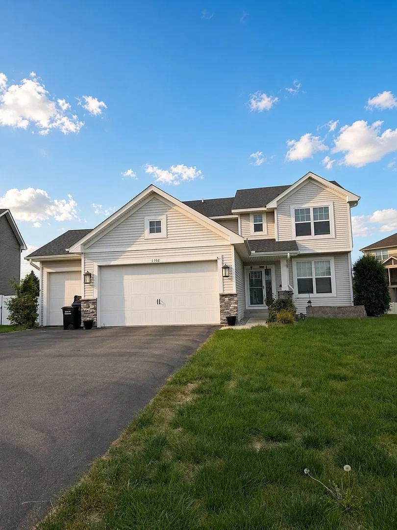 Spacious 5Bed 3.5Bath Home in Shakopee! Finished Basement! — Photo 1