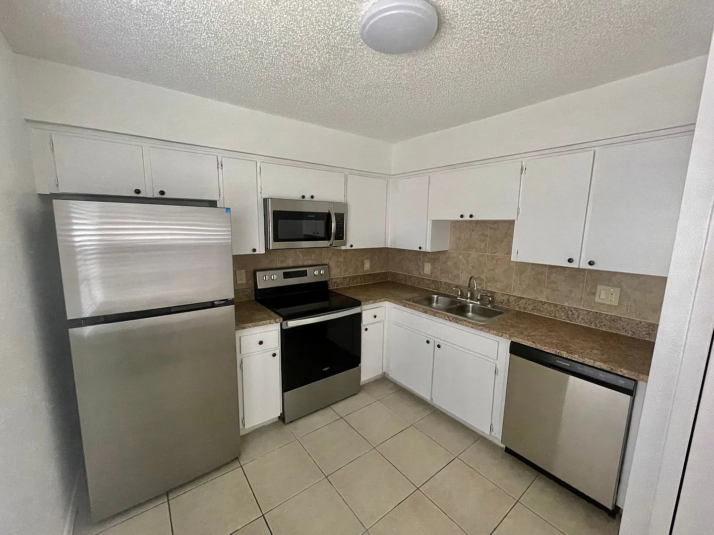 910 Alicia Ave — Photo 2
