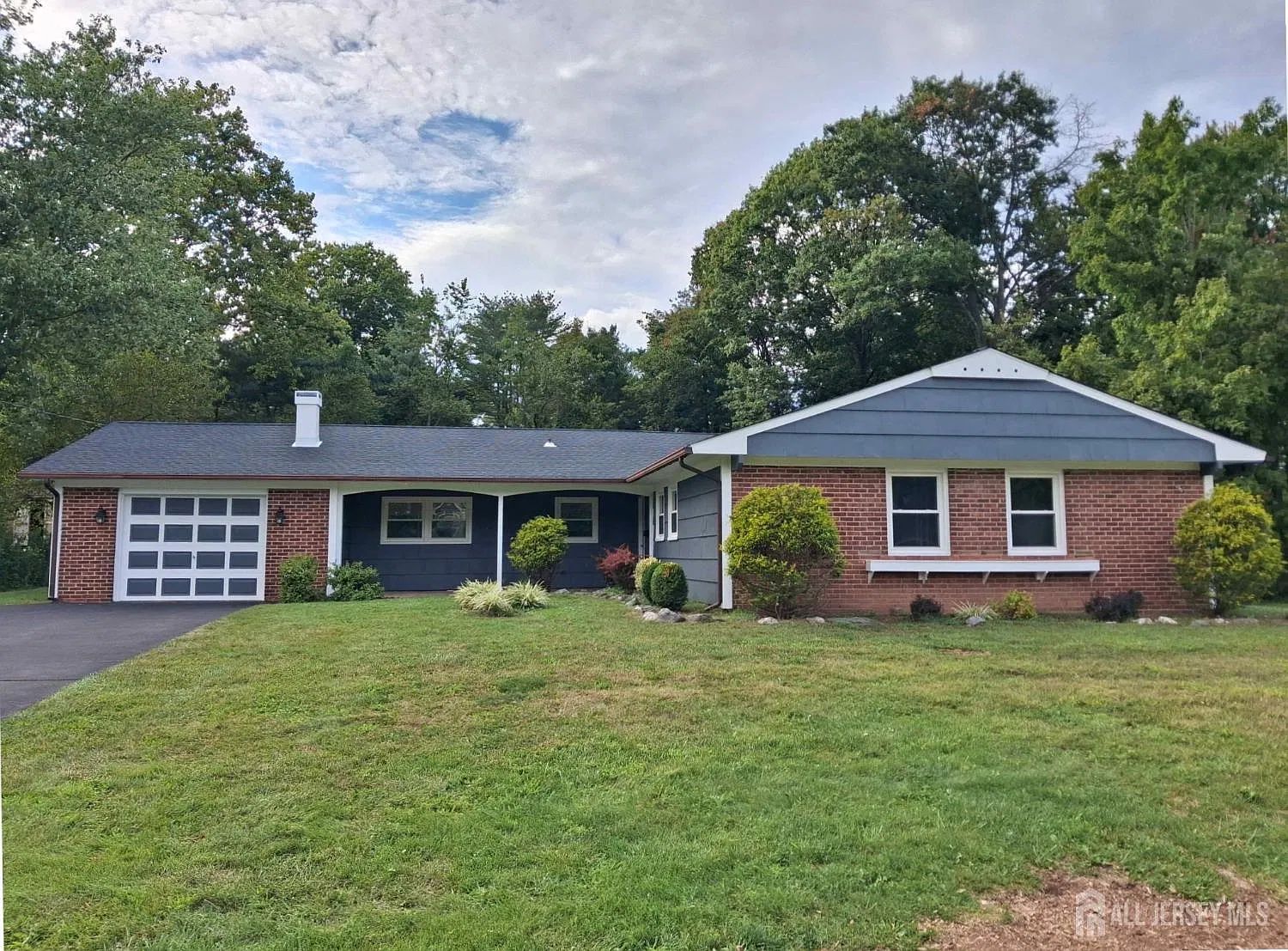 3 bed, 2.0 bath, 1887 sqft, $3,800 — Photo 1
