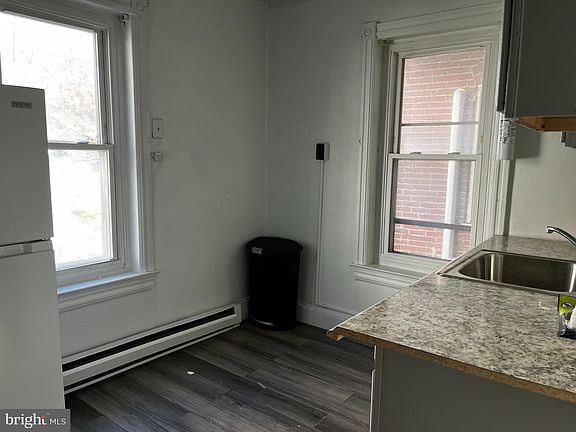 4th image of 141 E Diamond St