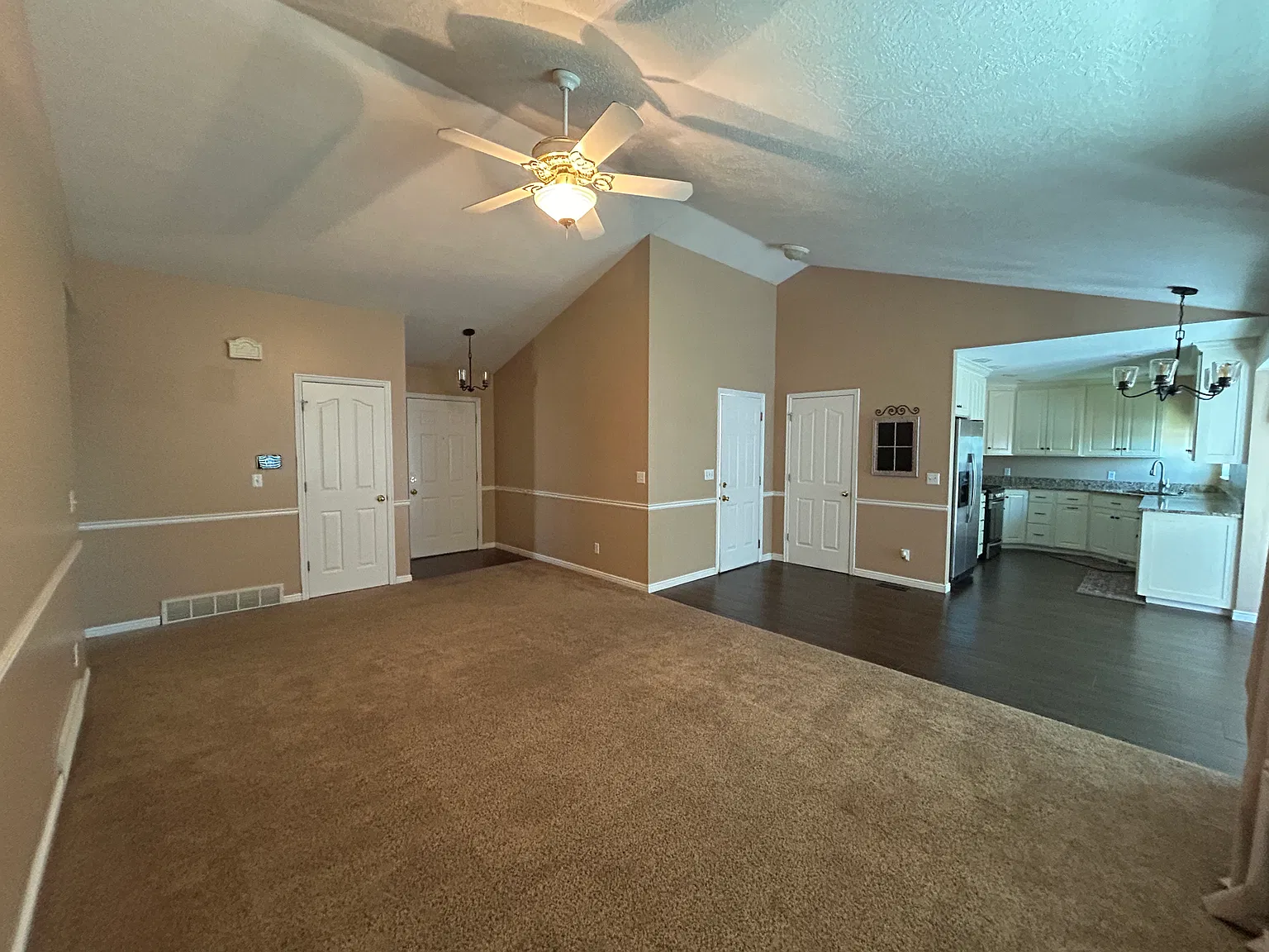 3 bed, 1200 sqft, $2,400 — Photo 2