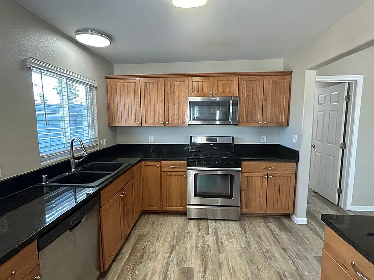 1149-1155 Felspar Street — Photo 19
