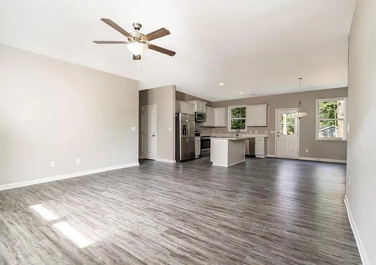 4 bed, 1800 sqft, $2,400 — Photo 2