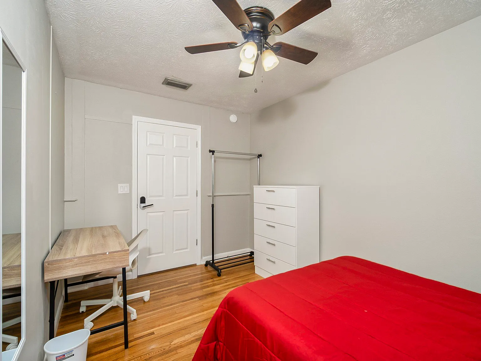 4 bed, 2.0 bath, 1581 sqft, $693 — Photo 3