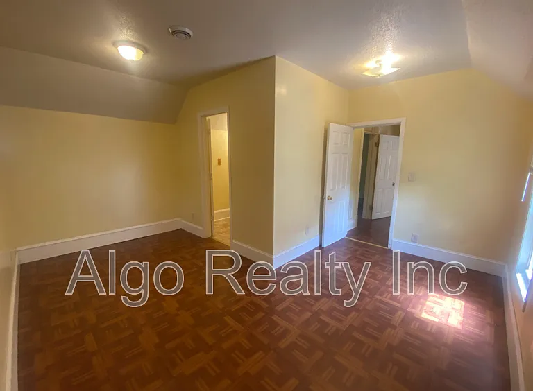 2117 Ilion Ave N — Photo 3