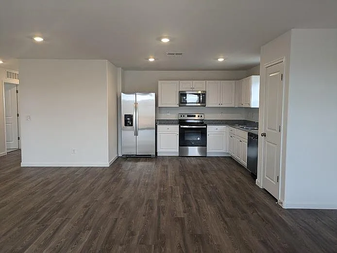 3 bed, 1290 sqft, $1,575 — Photo 4