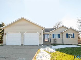 613 NW 9th St, Madison, SD 57042