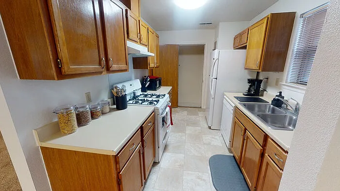 3 bed, 2.5 bath, 1455 sqft, $1,884 — Photo 3