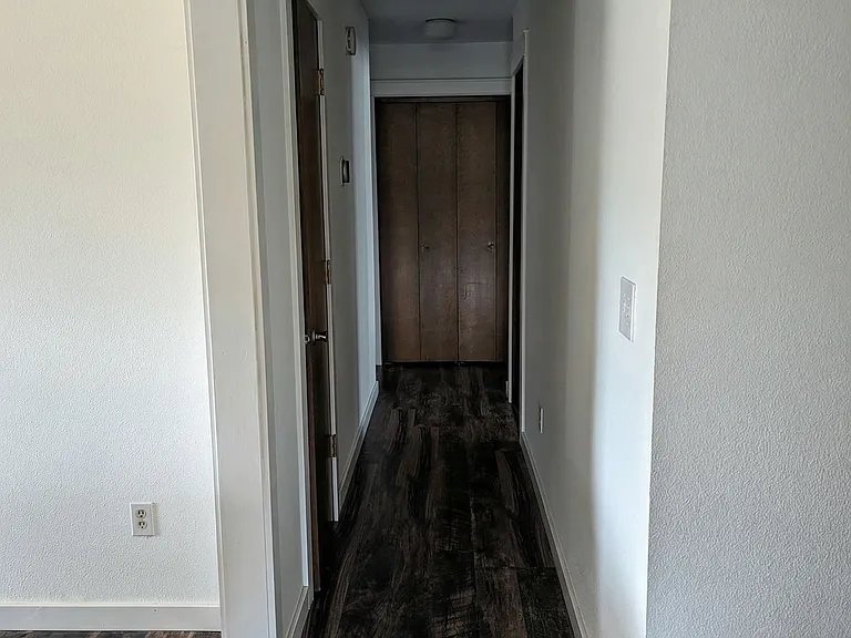 725 W Division Ave — Photo 9